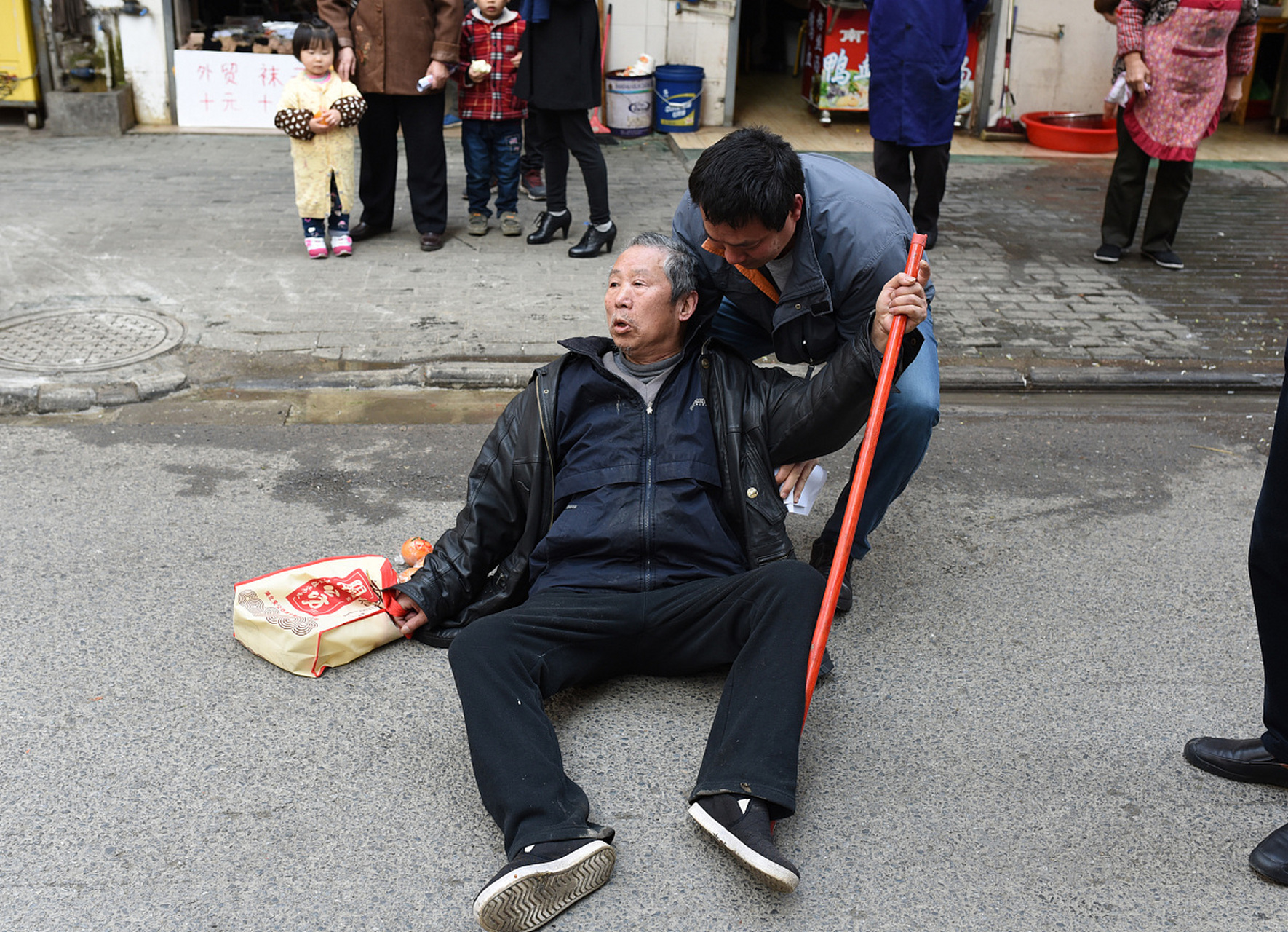 醉酒摔倒场面视频播放下载_(石矶娘娘和李靖同框再现名场面)