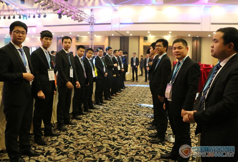 帅哥开会表演节目视频下载-(亚男搞笑互动在线看完整最新视频)